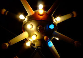 A close up of the lights on a light fixture